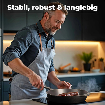Mann brät Steak in einer stabilen und langlebigen geschliffenen Gusseisenpfanne