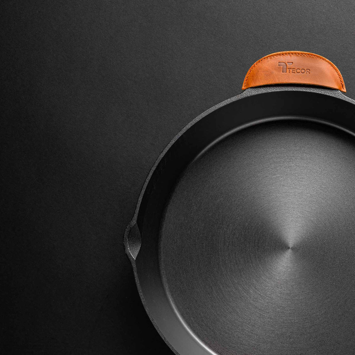 Nahaufnahme einer sorgfältig verarbeiteten Tecor Gusseisenpfanne